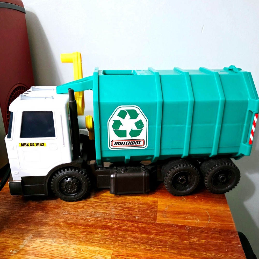 Matchbox MBX CA 1963 Recycling Truck Large Scale Toy Mattel 2016 White Green